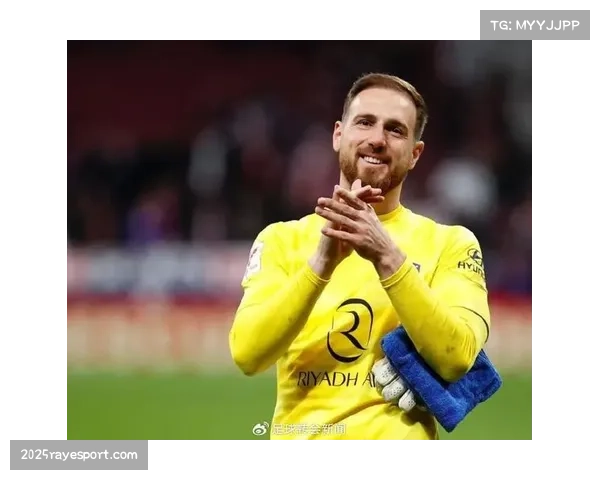 特写：终场哨响，马竞门将奥布拉克怒捶门柱